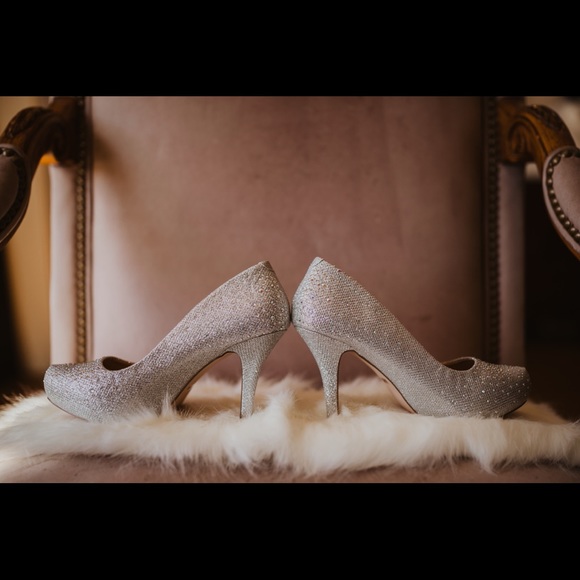 SILVER, SPARKLY HEELS ✨ - Picture 3 of 6